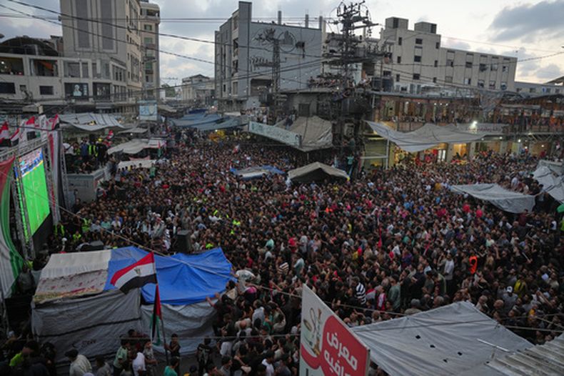 Palestinos ven una transmisión en vivo del partido de octavos de final del Mundial de fútbol entre Argentina y Egipto en Nuseirat, en el centro de la Franja de Gaza, el martes 7 de julio de 2026. (AP Foto/Abdel Kareem Hana)