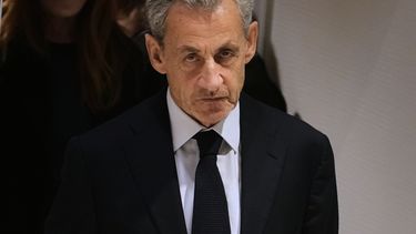 El expresidente francés Nicolas Sarkozy saliendo del tribunal en París el 25 de septiembre del 2025. (AP foto/Christophe Ena)