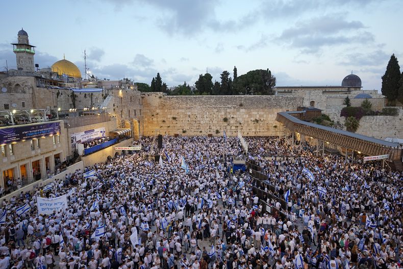 Miles de nacionalistas judíos, algunos de ellos coreando “que mueran a los árabes” y otras consignas racistas, y ondeando banderas de Israel, marchan la Ciudad Vieja de Jerusalén celebrando el “Día de Jerusalén, el jueves 18 de mayo de 2023. (AP Foto/Ohad Zwigenberg)
