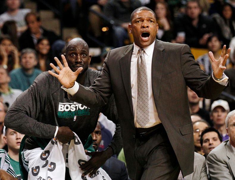 ARCHIVO - El entrenador de los Celtics de Boston, Doc Rivers, le reclama a un árbitro mientras Kevin Garnett observa durante el primer cuarto de un partido de básquetbol de la NBA contra los Nets de Nueva Jersey en Boston, el 24 de noviembre de 2010. (Foto AP/Winslow Townson, Archivo)