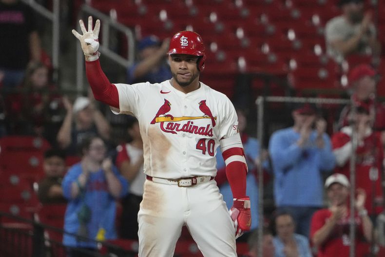 El venezolano Willson Contreras, de los Cardenales de San Luis, festeja luego de conseguir un triple de dos carreras en el duelo del miércoles 3 de septiembre de 2025, ante los Atléticos (AP Foto/Jeff Roberson)