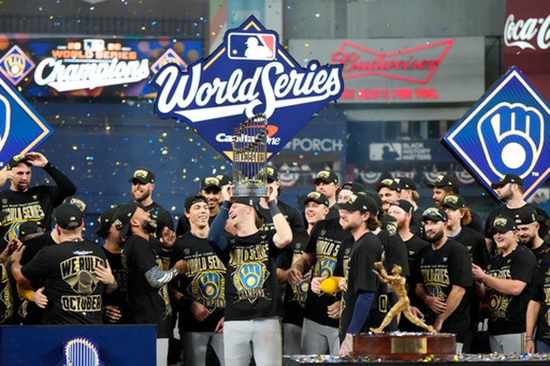 El campocorto de los Cerveceros de Milwaukee Cooper Pratt celebra con el trofeo después de que el equipo ganó la Serie Mundial al vencer en el juego 5 a los Rays de Tampa Bay el miércoles 28 de octubre del 2026. (AP Foto/Ashley Landis)