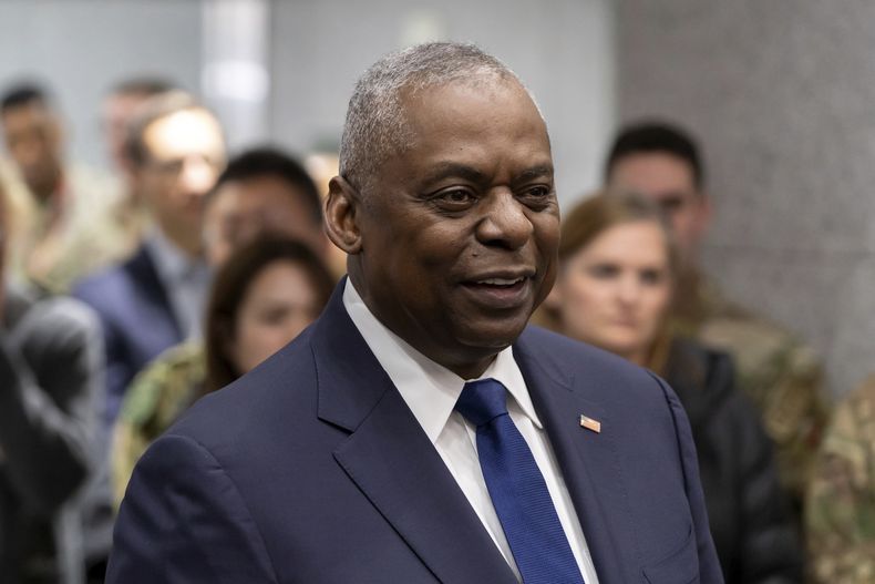 El secretario de Defensa de Estados Unidos, Lloyd Austin, habla con personal militar de Japón, Estados Unidos y Australia en una visita al Campamento Asaka, una base de la Fuerza de Autodefensa de Japón, a las afueras de Tokio, el miércoles 11 de diciembre de 2024. (Tomohiro Ohsumi/Pool Foto via AP)