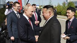 El presidente de Rusia, Vladímir Putin (izquierda), y el líder norcoreano, Kim Jong Un, se estrechan la mano durante un encuentro en el cosmódromo de Vostochny, a las afueras de la ciudad de Tsiolkovsky, a unos 200 kilómetros (125 millas) de la ciudad de Blagoveshchensk, en la región de Amur, en el extremo oriental de Rusia, el 13 de septiembre de 2023. (Vladimir Smirnov, Sputnik, Kremlin Pool Foto vía AP)