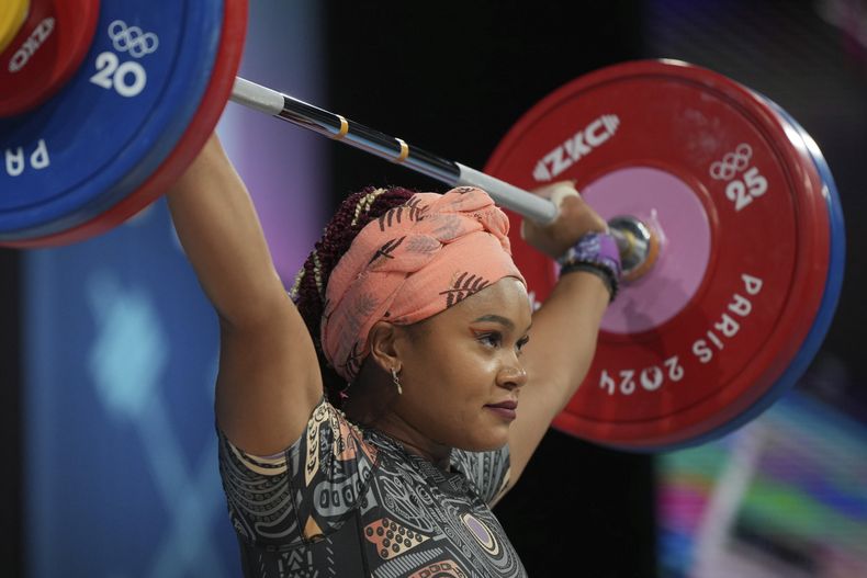 La ecuatoriana Neisi Patricia Dajomes en la categoría de los 81 kg. de la halterofilia en Juegos Olímpicos, el sábado 10 de agosto de 2024, en París. (AP Foto/Kin Cheung)