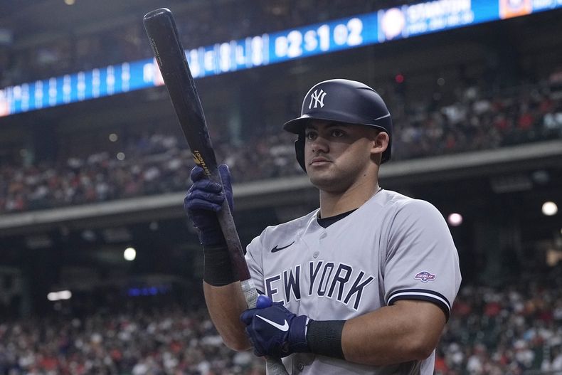 El dominicano Jasson Domínguez de los Yanquis de Nueva York hace su debut en las mayores apareciendo en el círculo de espera antes de su turno ante los Astros de Houston, en el juego disputado en Houston. Viernes 1 de septiembre de 2023. (AP Foto/Kevin M. Cox)