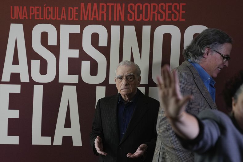 El dorector y productor Martin Scorsese reacciona cuando el director de fotografía mexicano Rodrigo Prieto es retirado durante una sesión fotográfica de su película Killers of the Flower Moon, en la Ciudad de México el 11 de octubre de 2023. (Foto AP/Fernando Llano)