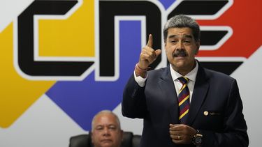 ARCHIVO - El presidente venezolano Nicolás Maduro habla después de firmar un acuerdo para respetar los resultados de las próximas elecciones presidenciales, en la sede del Consejo Nacional Electoral en Caracas, Venezuela, el jueves 20 de junio de 2024. (AP Foto/Ariana Cubillos, Archivo)