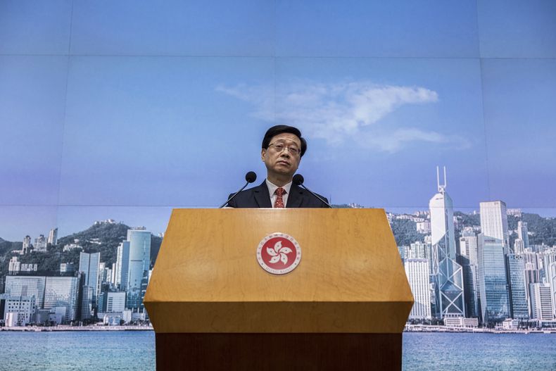 El jefe ejecutivo de Hong Kong, John Lee, ofrece una conferencia de prensa el 21 de marzo de 2023, en Hong Kong. (AP Foto/Louise Delmotte, archivo)