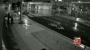 quedo captado en camara el aterrador momento en que una mujer fue asaltada en el downtown de miami