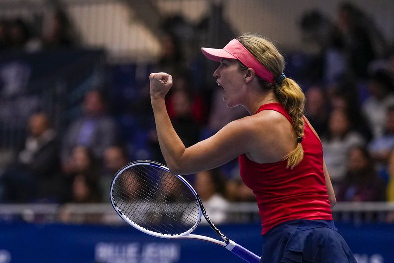 La estadounidense Danielle Collins festeja luego de derrotar a la suiza Celine Naef durante un partido de la Copa Billie Jean King, el jueves 9 de noviembre de 2023 (AP Foto/Manu Fernández)