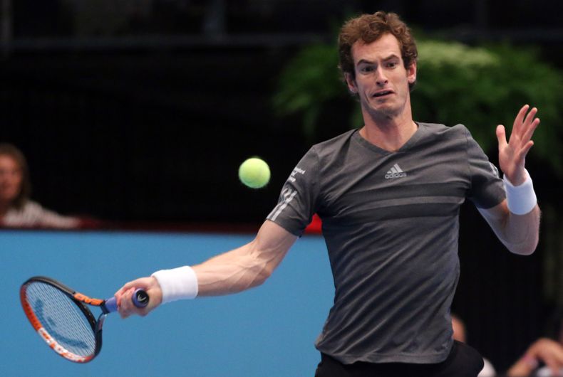 El tenista escoc&eacute;s Andy Murray devuelve una pelota ante el serbio Viktor Troicki en el torneo de Viena el s&aacute;bado, 18 de octubre de 2014. (AP Photo/Ronald Zak)