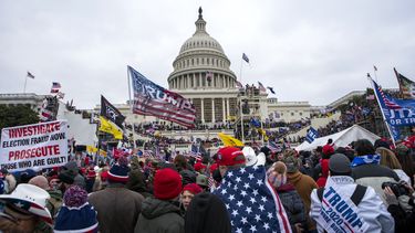 ARCHIVO – Manifestantes leales al presidente Donald Trump marchan en el Capitolio de Estados Unidos en Washington, el 6 de enero de 2021. (AP Foto/Jose Luis Magana, Archivo)