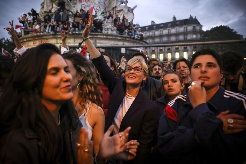 ARCHIVO - La actriz Judith Godreche, centro, saluda durante un mitin en la plaza Republique en protesta contra la extrema derecha el miércoles 3 de julio de 2024 en París. El director de cine francés Benoît Jacquot fue acusado preliminarmente de violación, agresión sexual y violencia por un juez francés que investiga un caso que involucra actrices como Godrèche. (Foto AP/Thomas Padilla, archivo)