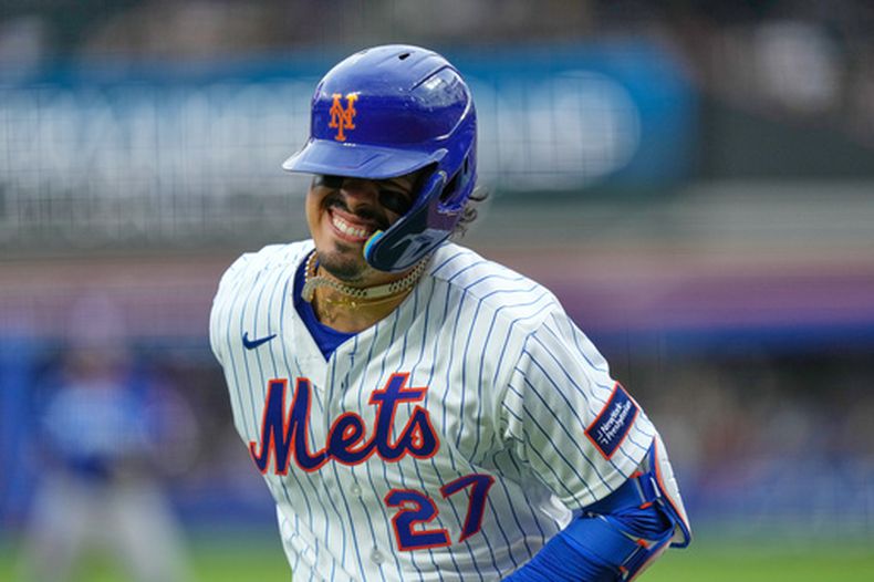 Mark Vientos, de los Mets de Nueva York, reacciona tras ser golpeado por un lanzamiento durante la segunda entrada de un partido de béisbol contra los Reales de Kansas City, el jueves 9 de julio de 2026, en Nueva York. (Foto AP/Seth Wenig)