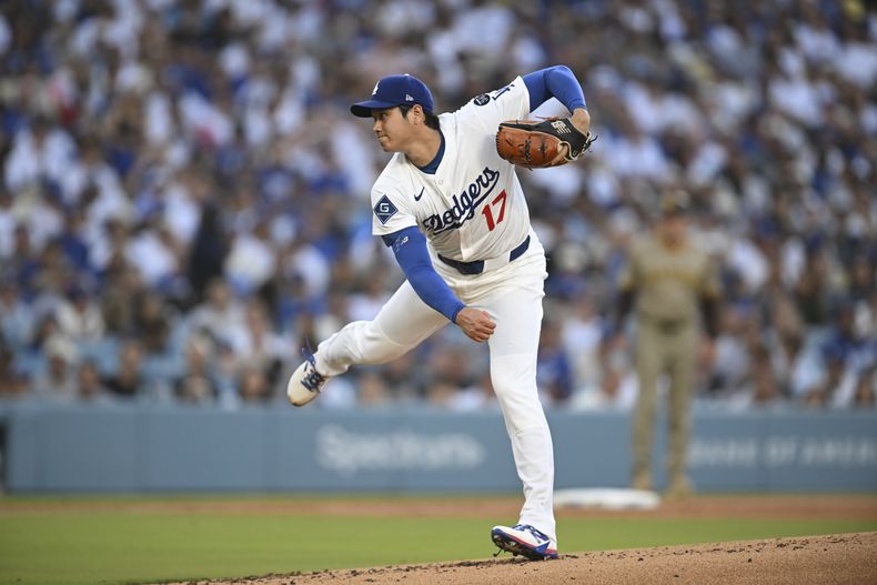 Shohei Ohtani, abridor de los Dodgers de Los Ángeles, lanza en la primera entrada en el juego de béisbol de Grandes Ligas frente a los Padres de San Diego durante la primera entrada del lunes 16 de junio de 2025, en Los Ángeles. (AP Foto/Kyusung Gong)