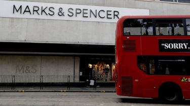 Una tienda Marks & Spencer en Londres el 18 de agosto del 2020. (AP foto/Kirsty Wigglesworth)