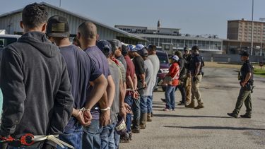 Trabajadores esposados después de ser arrestados por agentes del Servicio de Inmigración y Control de Aduanas de Estados Unidos (ICE por sus iniciales en inglés) en el Hipódromo Delta Downs, el miércoles 18 de junio de 2025, en Calcasieu Parish, cerca de Vinton, Luisiana. (Servicio de Inmigración y Control de Aduanas de Estados Unidos vía AP)