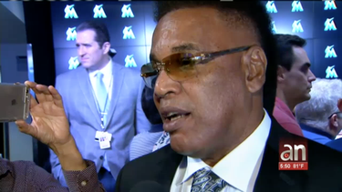 victor mesa habla emocionado en la presentacion de sus hijos en la organizacion de los marlins