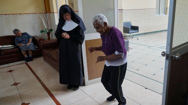 La hermana Sor María Pope observa a una residente de un hogar de ancianos practicar su rutina de baile en preparación para la próxima visita del papa León XIV —prevista para noviembre— a ese centro gestionado por una congregación en el Callao, Perú, el viernes 25 de septiembre de 2026. (AP Foto/Martín Mejía)