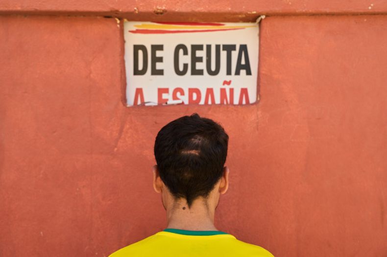 Un migrante marroquí muestras las cicatrices de la golpiza que sufrió a manos de funcionarios españoles en Ceuta, el 1 de octubre del 2026. (AP foto/Bernat Armangue)