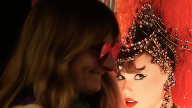 Jenni Boyer cerca de un afiche de Taylor Swift antes del lanzamiento oficial del nuevo álbum de Swift, The Life of a Showgirl, en el AMC Metreon en San Francisco, el viernes 3 de octubre de 2025. (Foto AP/Jeff Chiu)