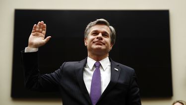 Director defiende al FBI ante ataques de Trump