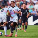 Malik Tillman, de Estados Unidos, cae entre Youri Tielemans y Timothy Castagne, de Bélgica, durante el partido de octavos de final de la Copa del Mundo, realizado el lunes 6 de julio de 2026 en Seattle (AP Foto/Manu Fernández)
