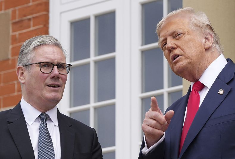 El presidente de Estados Unidos, Donald Trump, se reúne con el primer ministro británico, Keir Starmer, a la izquierda, en el club de golf Trump Turnberry el lunes 28 de julio de 2025 en Turnberry, Escocia. (Christopher Furlong/Pool Foto via AP)