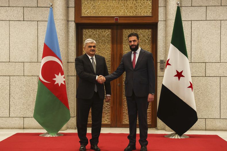 El presidente sirio Ahmad al-Sharaa (d) con el viceprimer ministro de Azerbaiyán Samir Sharifov en Damasco el 4 de mayo del 2025. (AP foto/Ghaith Alsayed)