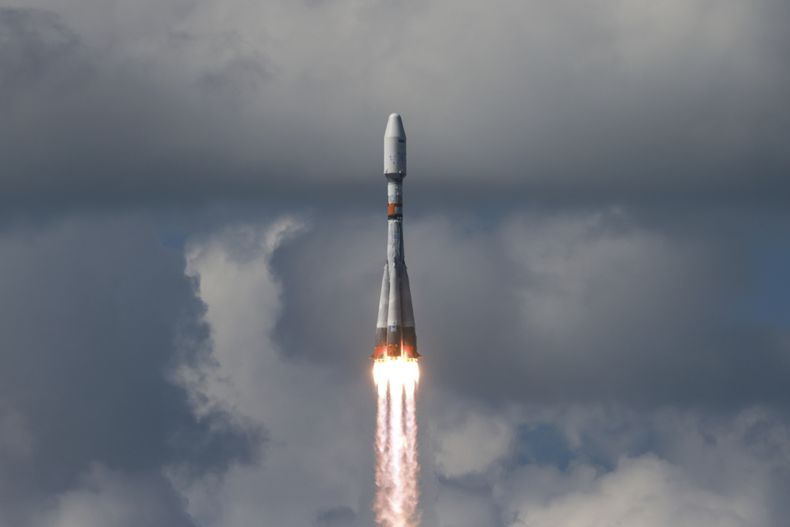 En esta foto, publicada por Roscosmos State Space Corporation el viernes 25 de julio de 2025, un cohete Soyuz despega desde la plataforma de lanzamiento de Vostochny, en el extremo oriental de Rusia, llevando en órbita un satélite iraní junto con otros satélites rusos. (Roscosmos State Space Corporation vía AP)