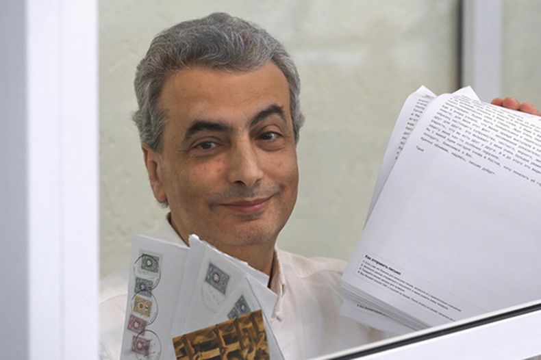El opositor ruso Lev Shlosberg en el tribunal en Pskov, Rusia, el 17 de agosto del 2026. (AP foto)