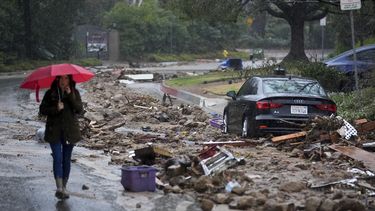 ARCHIVO - Lodo y escombros se esparcen en Fryman Road durante un río atmosférico 5 de febrero 2024, en Studio City, California. (AP foto/Marcio Jose Sanchez, archivo)