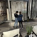 Clientes miran muestras de alfombras en exhibición en una tienda de mobiliario, el sábado 2 de junio de 2024, en Lone Tree, Colorado. (AP Foto/David Zalubowski)
