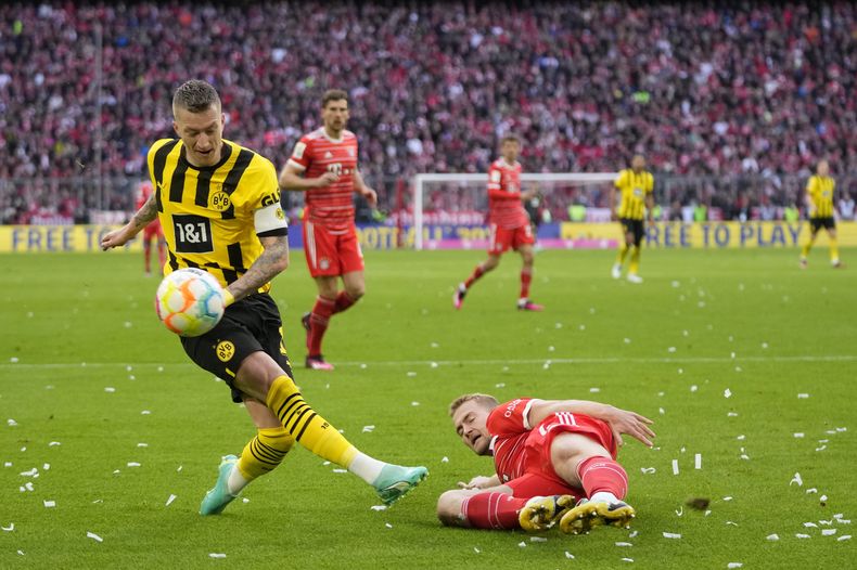 Marco Reus del Borussia Dortmund pugna el balón con Matthijs de Ligt del Bayern Múnich en un partido de la Bundesliga, el sábado 1 de abril de 2023. (AP Foto/Matthias Schrader)