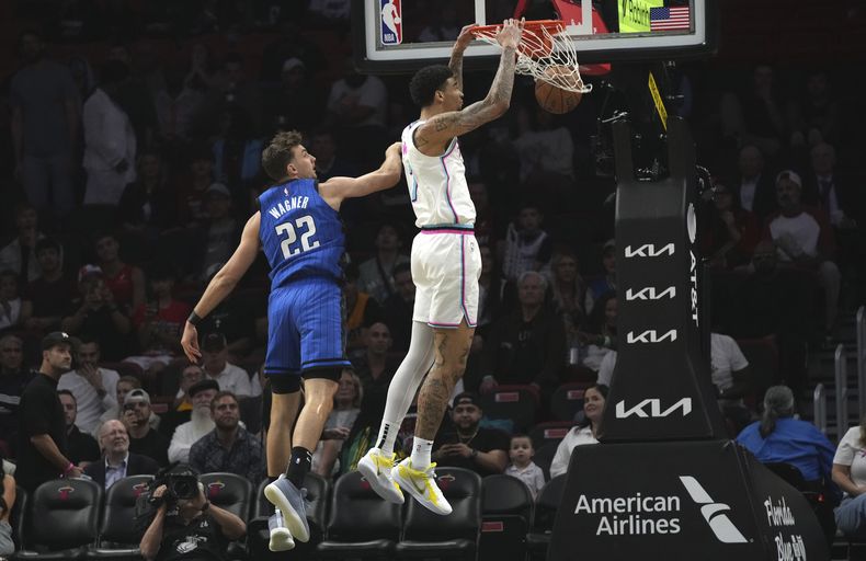 El pívot del Heat de Miami Kelel Ware clava el balón frente al alero del Magic de Orlando Franz Wagner en el encuentro del lunes 27 de enero del 2025. (AP Foto/Lynne Sladky)