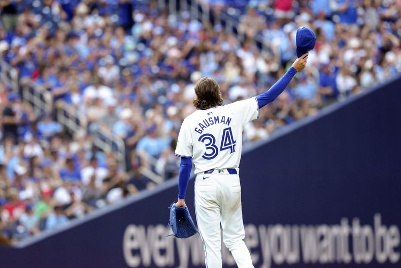 Kevin Gausman, pitcher de los Azulejos de Toronto, agradece al público en la novena entrada del juego ante los Rangers de Texas, el sábado 27 de julio de 2024 (Chris Young/The Canadian Press via AP)