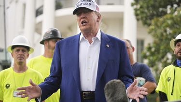 El presidente estadounidense Donald Trump habla con los periodistas en el jardín sur de la Casa Blanca, en Washington, el miércoles 18 de junio de 2025. (AP Foto/Evan Vucci)