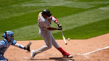 Esmerlyn Valdez de los Piratas de Pittsburgh batea un sencillo anotador en la quinta entrada ante el pitcher de los Filis de Filadelfia el jueves 2 de julio del 2026. (AP Foto/Matt Slocum)