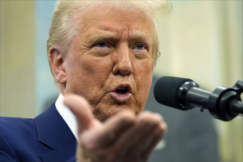 El presidente Donald Trump habla en la ceremonia de juramentación de Tulsi Gabbard como directora de Inteligencia Nacioal en la Oficina Oval de la Casa Blanca, el miércoles 12 de febrero de 2025, en Washington. (Foto/Alex Brandon)