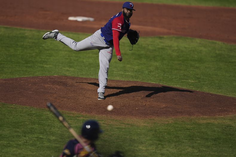 Johnny Cueto, abridor de República Dominicana, lanza frente a Takeru Ohashi, de Japón, en un juego de la Serie del Caribe, disputado el sábado 1 de febrero de 2025, en Mexicali, México (AP Foto/Fernando Llano)