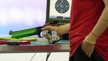 La china Li Xue se prepara para competir durante la ronda clasificatoria de pistola de aire de 10 metros en los Juegos Olímpicos del 2024, el sábado 27 de julio de 2024 en Chateauroux, Francia. (AP Foto/Manish Swarup)