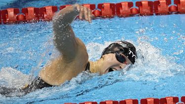 ARCHIVO - En esta foto del 29 de julio de 2023, la estadounidense Katie Ledecky compite en la final de los 800 metros libres del Mundial de natación en Fukuoka, Japón. (AP Foto/David J. Phillip, Archivo)