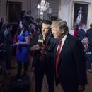 ARCHIVO - El entonces presidente de Estados Unidos, Donald Trump, habla con el copresentador de Fox & Friends Pete Hegseth en un acto del programa Wounded Warrior Project Soldier Ride en la Sala Este de la Casa Blanca, en Washington, el jueves 6 de abril de 2017. (AP Foto/Andrew Harnik, Archivo)