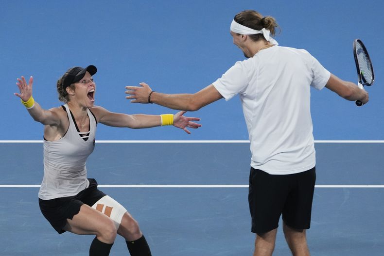 Laura Siegemund y Alexander Zverev de Alemania celebran tras superar a los polacos Iga Swiatek y Hubert Hurkacz en la final del United Cup en Sydney el domingo 7 de enero del 2023. (AP Foto/Mark Baker)