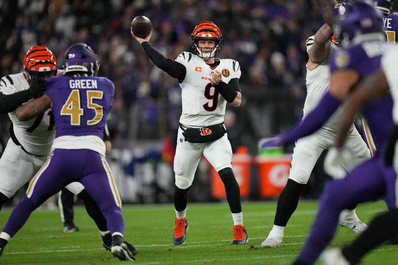 Joe Burrow, quarterback de los Bengals de Cincinnati, lanza un pase ante los Ravens de Baltimore el jueves 27 de noviembre de 2025 (AP Foto/Stephanie Scarbrough)