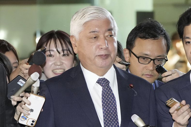 El ministro de defensa de Japón Gen Nakatani al llegar al despacho del primer ministro en Tokio el 31 de octubre del 2024. (Kyodo News via AP)