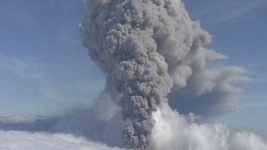 americateve | ARCHIVO - Foto de archivo, 8 de mayo de 2010, de una columnna de cenizas que se alza del volc&aacute;n Eyjafjallajokul en Islandiaa. Miles de peque&ntilde;os e intensos temblores est&aacute;n remeciendo Islandia y provocan temores de que el volc&aacute;n