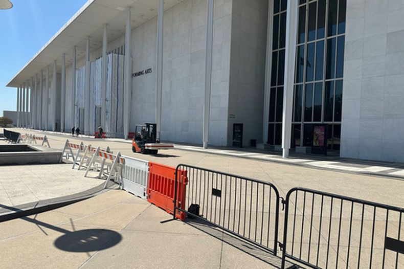 Barreras colocadas frente al Centro John F. Kennedy para las Artes Escénicas el miércoles 16 de septiembre de 2026, en Washington. (Foto AP/Nathan Ellgren)