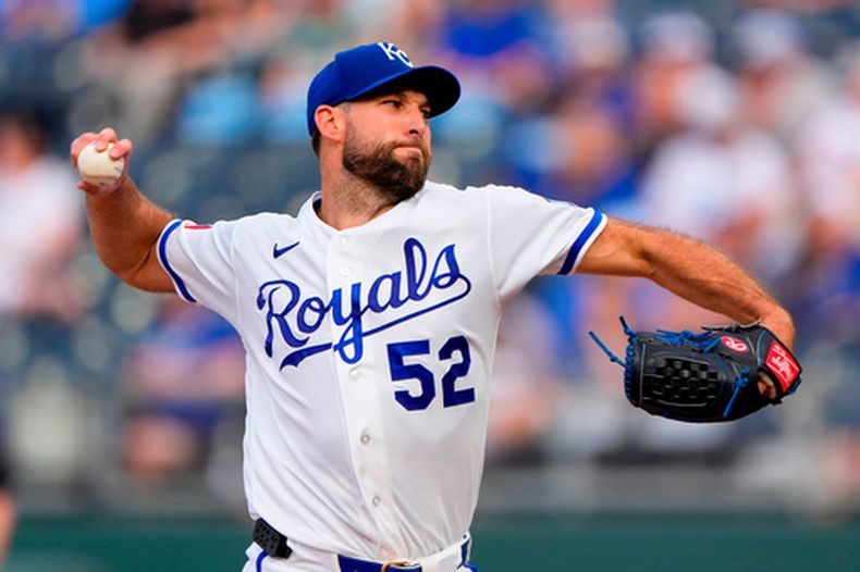 El abridor de los Reales de Kansas City Michael Wacha lanza en la primera entrada ante los Guardianes de Cleveland el lunes 4 de mayo del 2026. (AP Foto/Charlie Riedel)